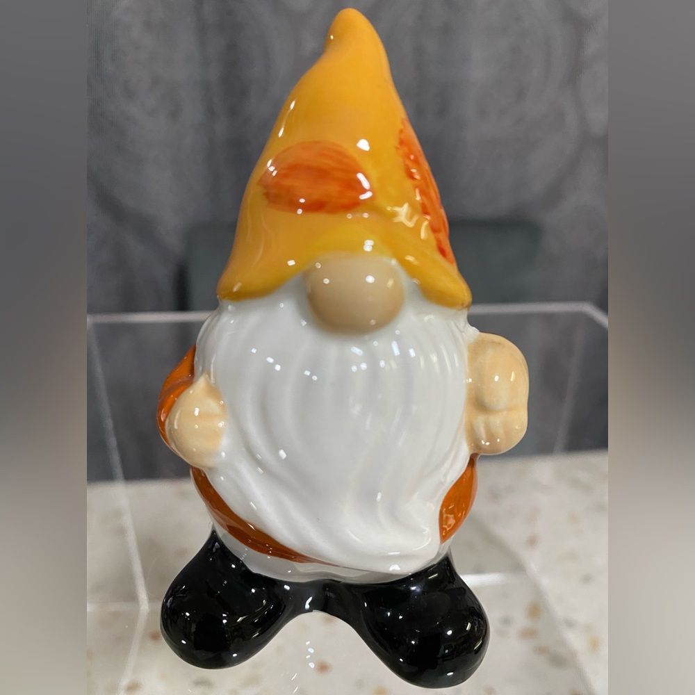 Set of Salt and Pepper Shakers of Ceramic Gnomes - Picture 10 of 15